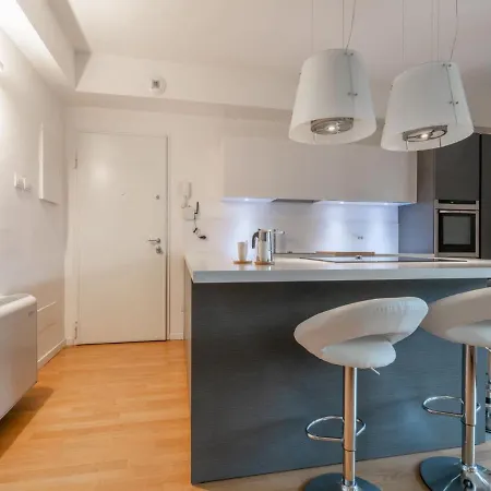 The Rent - Modern Three-bedroom With Terrace In Cenisio District * Milano