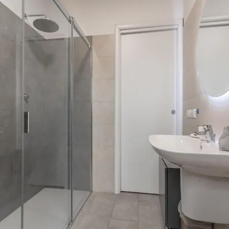 The Rent - Modern Three-bedroom With Terrace In Cenisio District