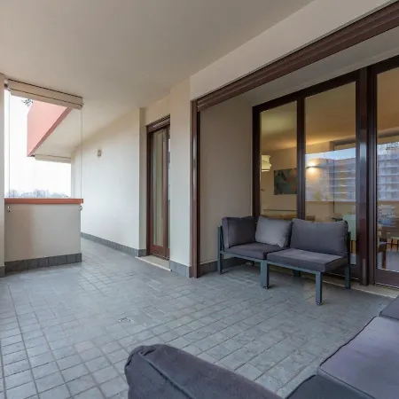 The Rent - Modern Three-bedroom With Terrace In Cenisio District *