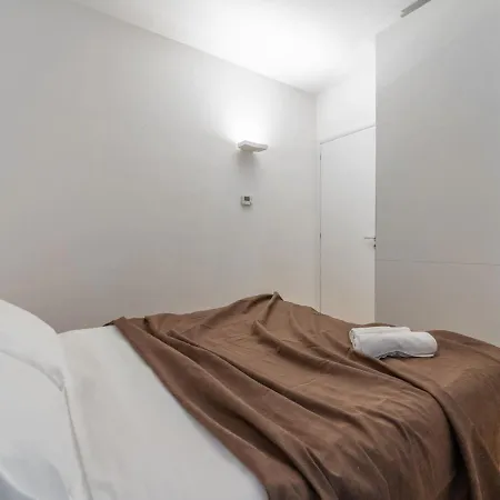 The Rent - Modern Three-bedroom With Terrace In Cenisio District