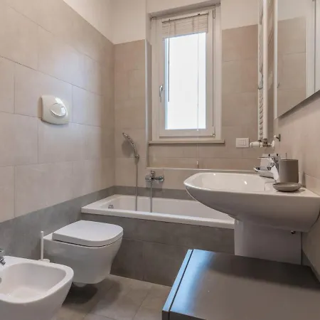 The Rent - Modern Three-bedroom With Terrace In Cenisio District