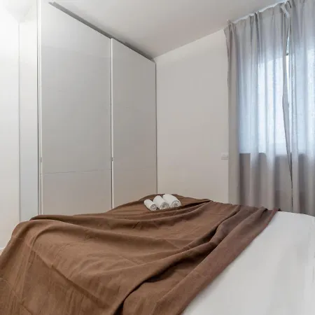 The Rent - Modern Three-bedroom With Terrace In Cenisio District Lejlighed