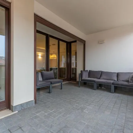 The Rent - Modern Three-bedroom With Terrace In Cenisio District Milano